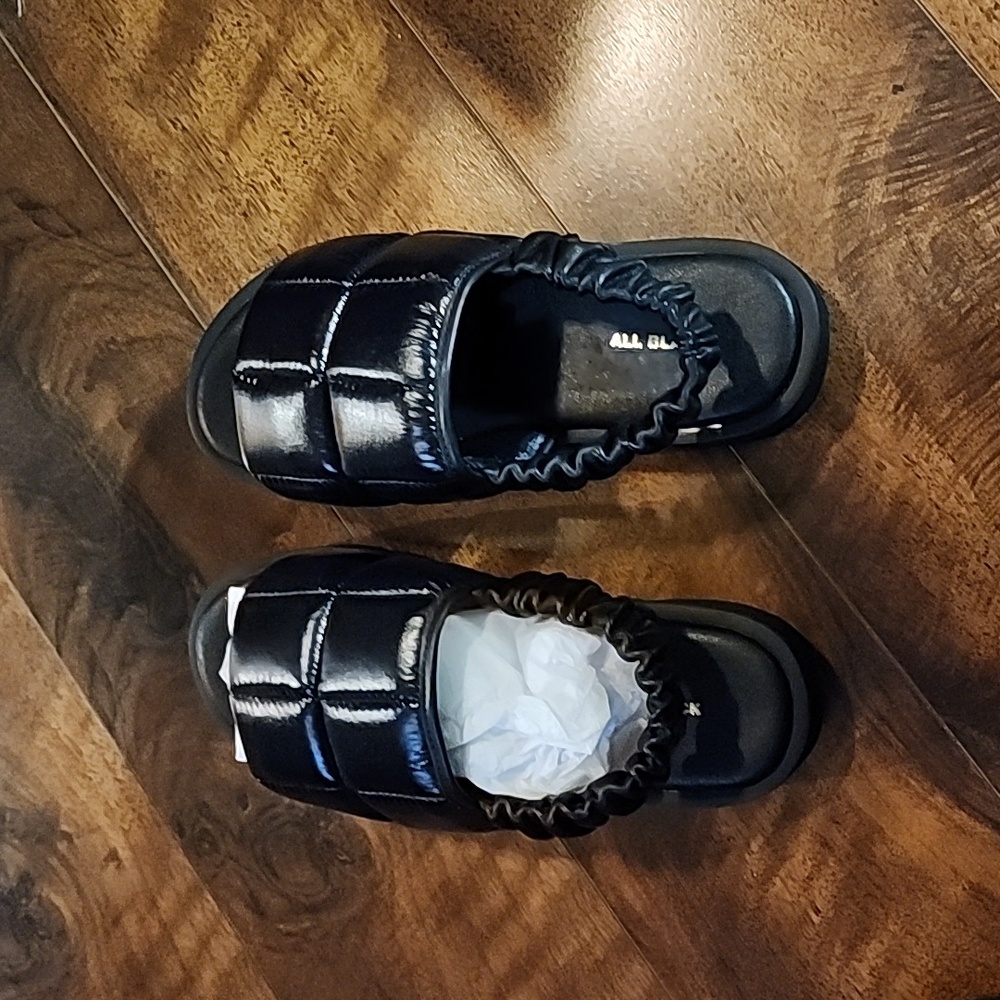 ALL BLACK Puffy Round Lugg. See Pics. Price Reflects Slightly Squished Shoe.